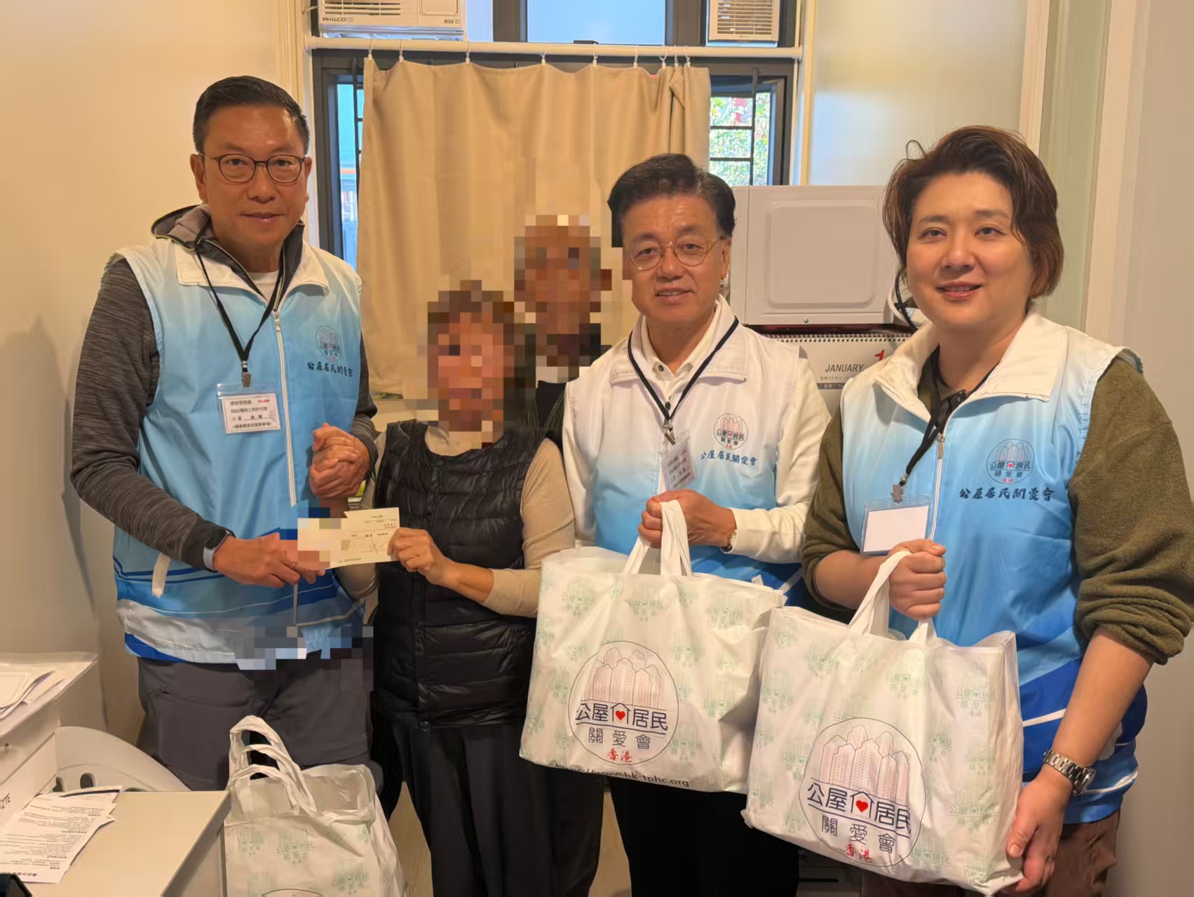 香港北京社團總會與公屋居民關愛會探訪大埔火災受災會員